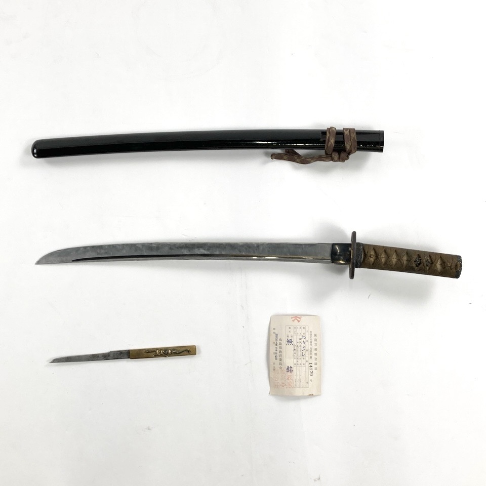日本刀 脇差 長さ45.0cm 反り0.6cm 目くぎ穴2つ連個 拵え 鍔 縁頭 目貫 龍 小柄 在銘【志津三郎兼氏】 象嵌 時代物 ※同梱不可 骨董