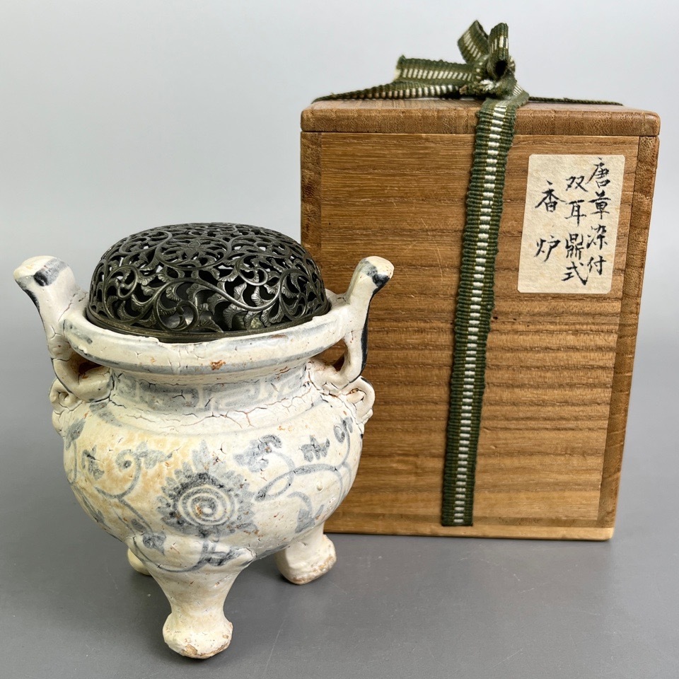 時代 唐草染付双耳鼎式香炉 箱付 茶道具 香道具 陶磁器 骨董