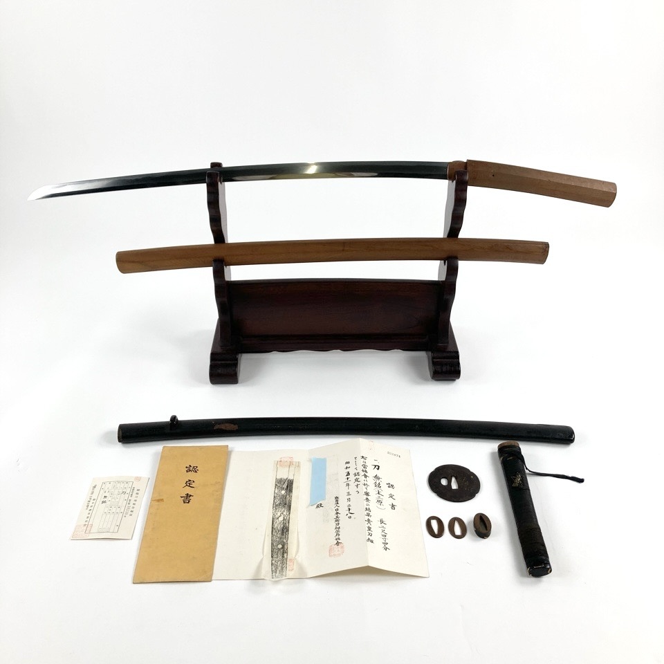 日本刀 貴重刀剣 鑑定書付き 無銘（末三原） 長さ74.0cm 反り1.6cm 目くぎ穴3個 拵え 鍔 人物 鉄地 旗 目貫 弓矢 金象嵌 ※同梱不可 骨董