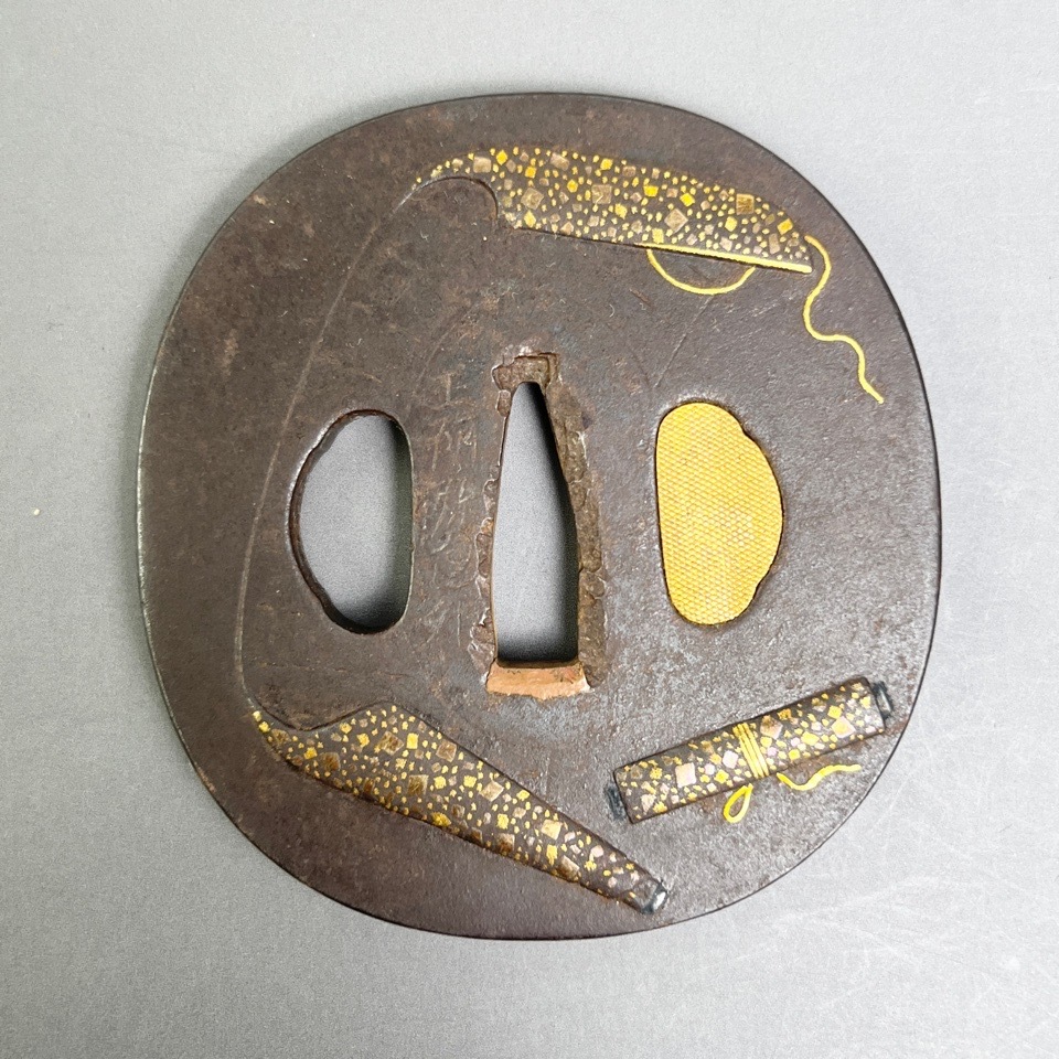 刀装具 鍔 在銘【正阿弥包矩】 巻物 箒 傘 金象嵌 鉄地 時代物 骨董