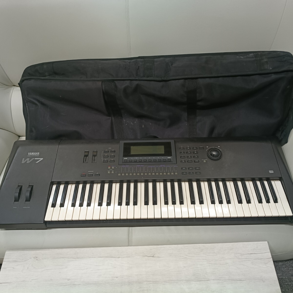 L1 YAMAHA W7 シンセサイザー 本体 ケース付 電源ケーブル欠品 動作未確認 現状品