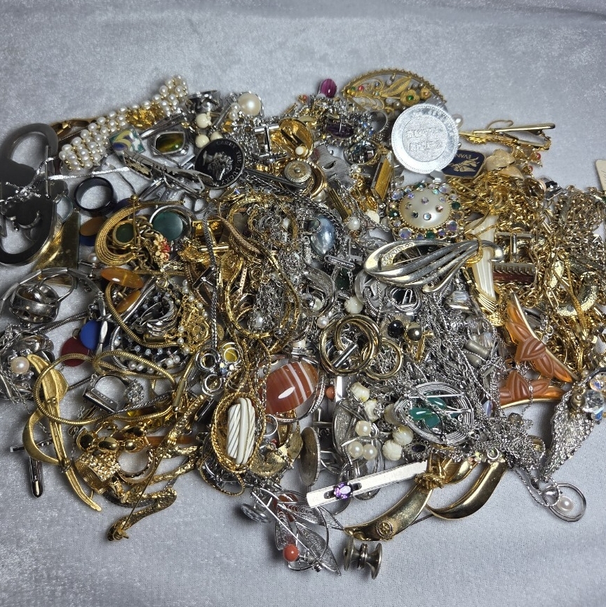 遺品整理 1370g アクセサリーまとめ イミテーション ネックレス 指輪 ブローチ イヤリング メッキ 自宅整理品 大量まとめ売り 生前整理 1円