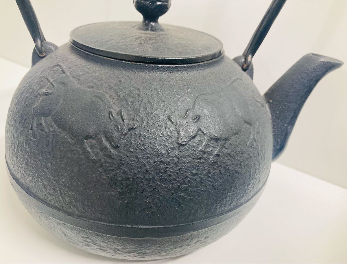 鉄瓶 煎茶道具 牛図 二頭牛 名称不明 1円スタート 総重量2.35kg 茶道具 急須 鉄器 茶器 骨董品 工芸品 動物 古民家 インテリア 牛図柄