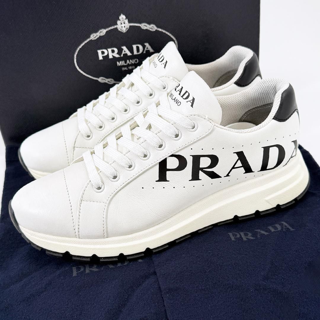 極美品 プラダ PRADA スニーカー ビッグロゴ デカロゴ 26㎝ 7 レザー 白 黒 スポーツ系 スポーティー