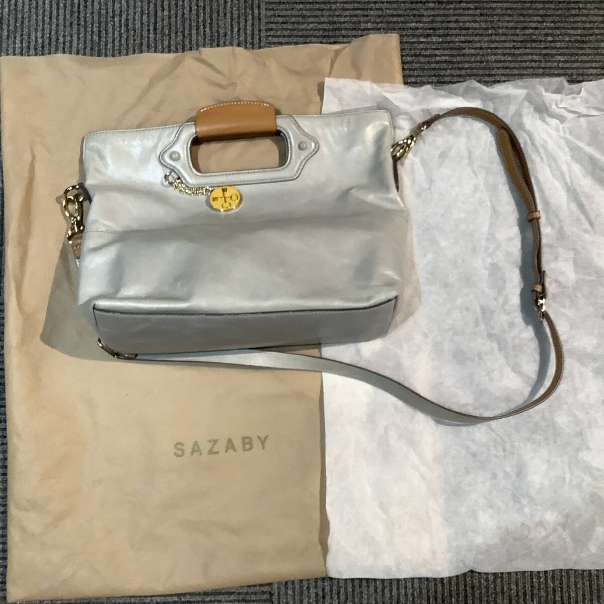 n7223 SAZABY サザビー レザー 2WAY ショルダーバッグ ハンドバッグ グレー系 チャーム付 レディース 婦人鞄