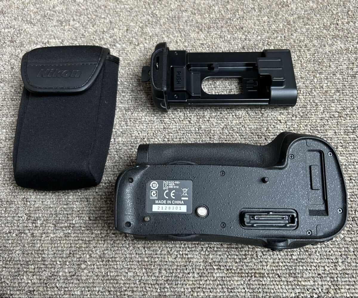 ［Nikon MB-D12 Multi-Power Battery Pack］ニコン純正 バッテリーパック MB-D12 (EN-EL15ホルダー MS-D12EN 付属)【美品】☆送料無料☆