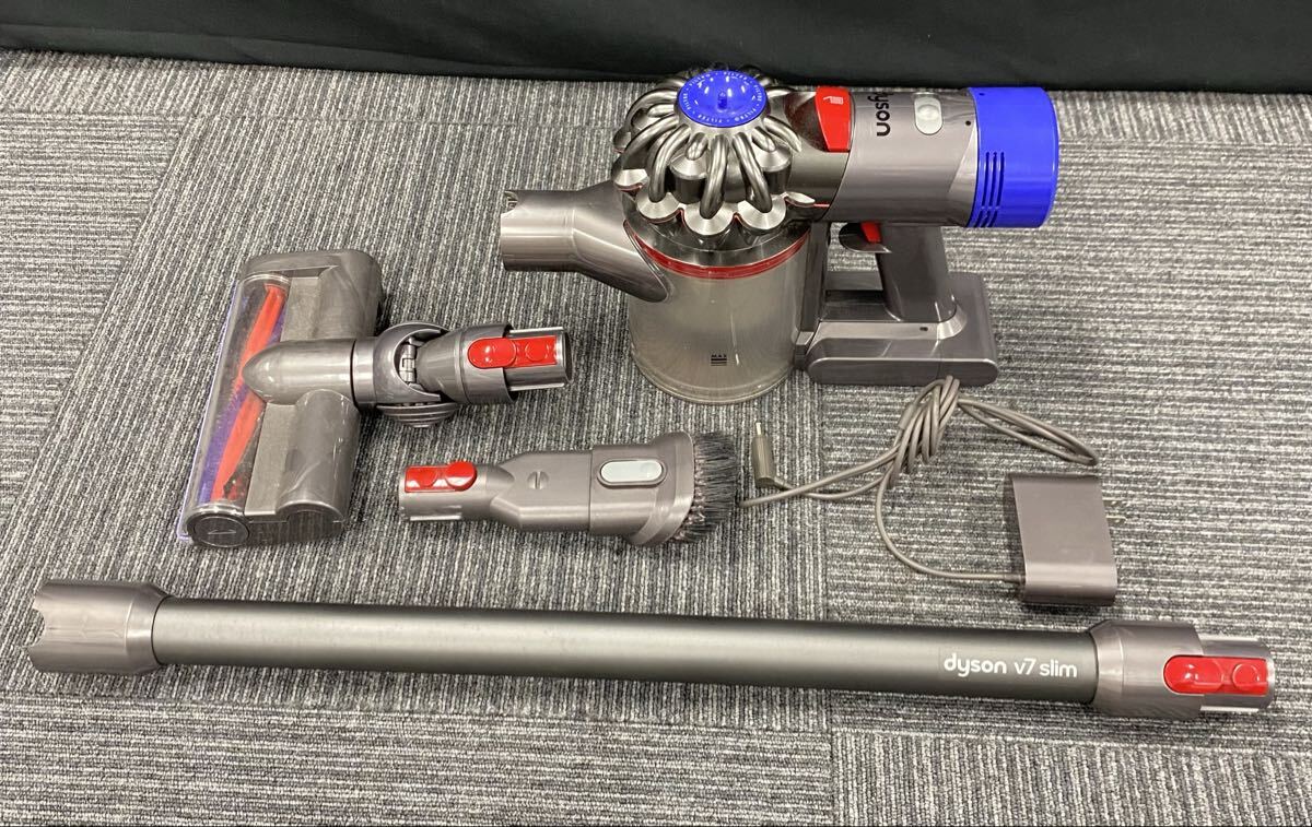 森岡 5月 No.172 Dyson ダイソン 掃除機 コードレスクリーナー セット dyson V7 Slim 通電動作不可 赤点滅表示有り ジャンク 汚れ有り