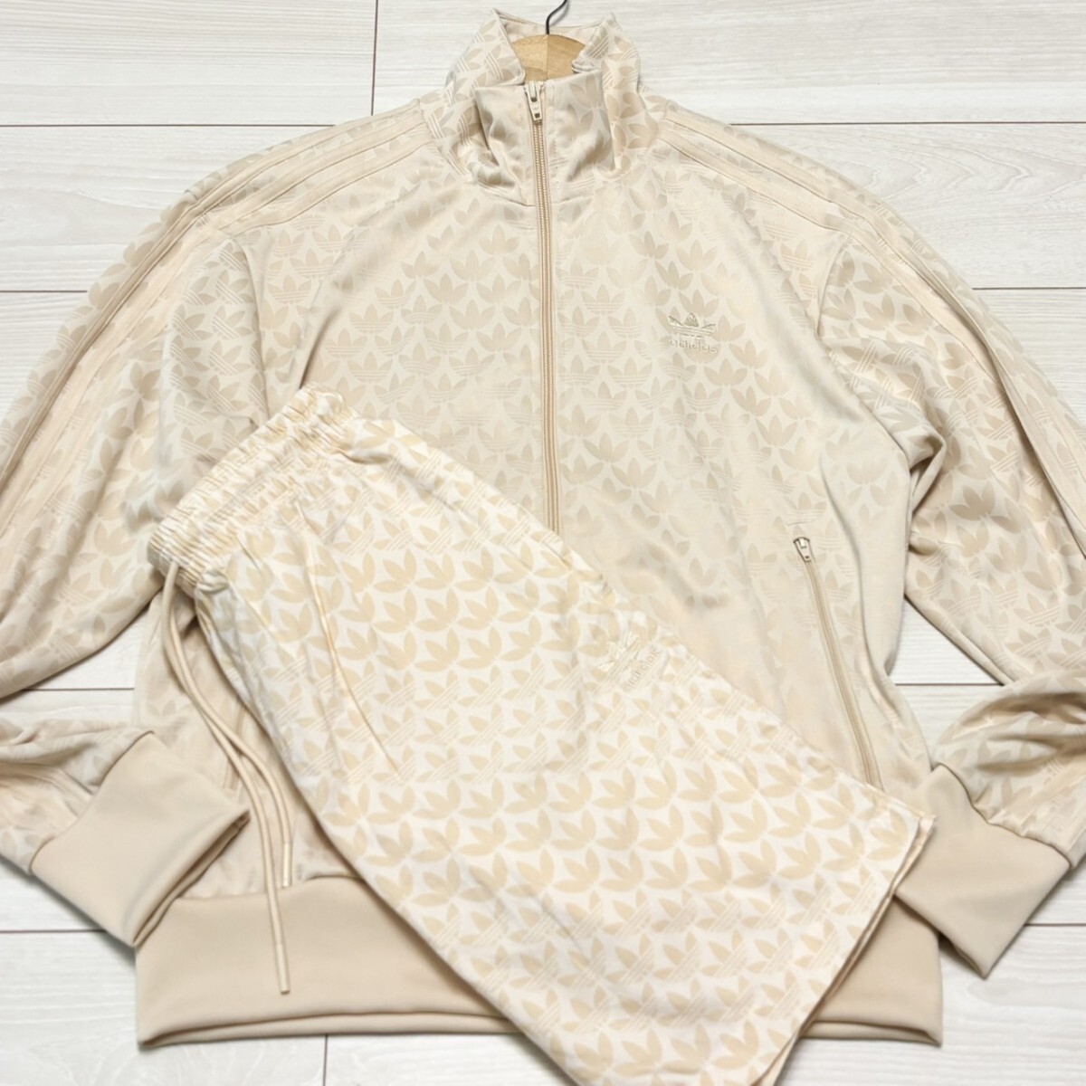未使用級/XLサイズ●adidas アディダス セットアップ トラックジャケット ジャージ ジャケット パンツ モノグラム 総柄 ベージュ メンズ