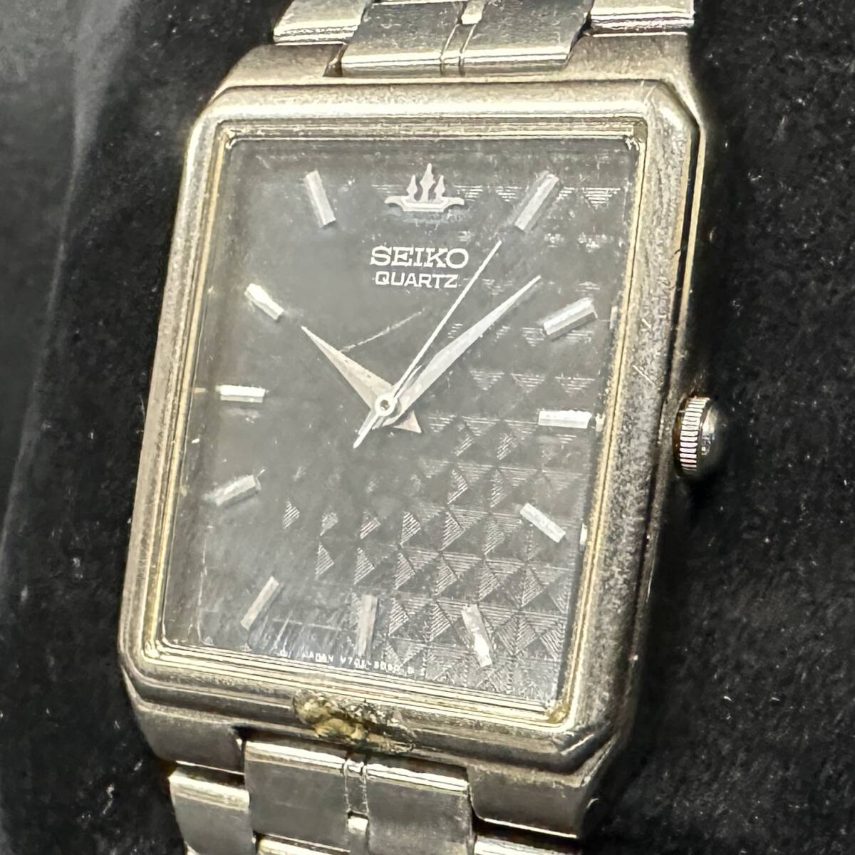 1円～ 6TN34930526 SEIKO セイコー ブラック文字盤 スクエア 3針 腐食あり V701-5G20 QZ メンズ 腕時計 純正ベルト 動作未確認 現状品