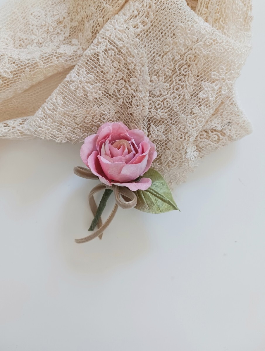 染め布花＊ ミニ薔薇のコサージュ　布花ブローチ 　ハンドメイド　　髪飾り　doll 