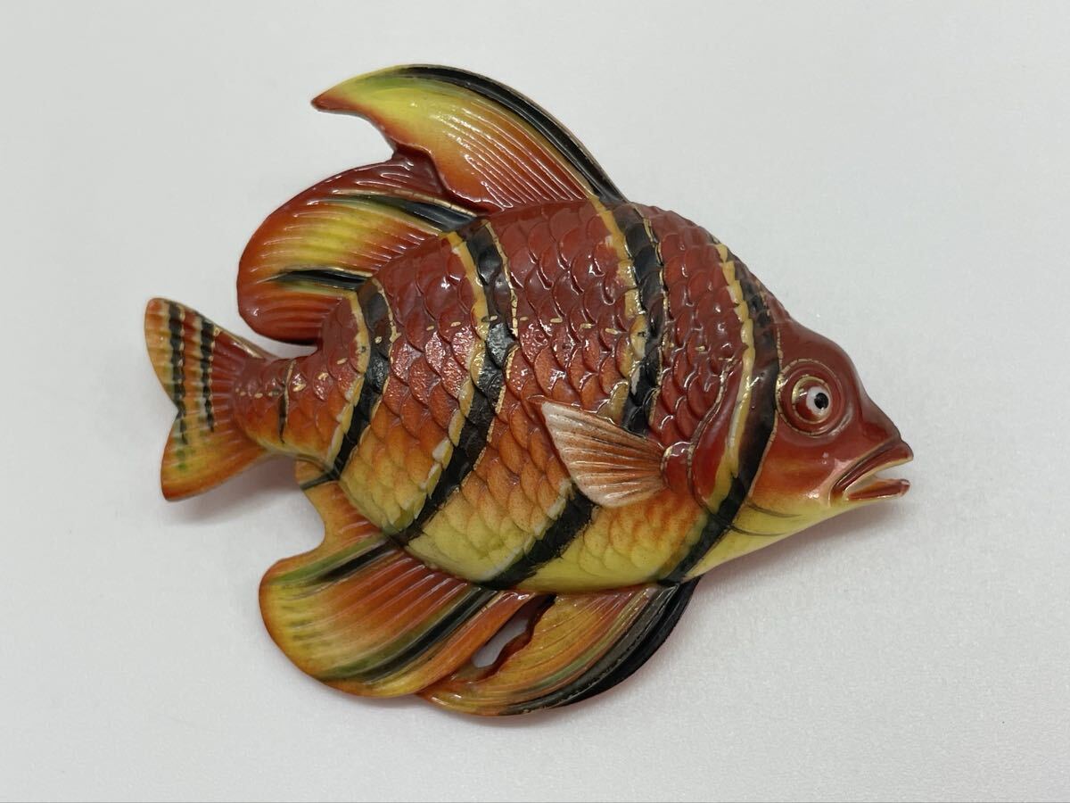 12D63【ジャンク 未検品】ブローチ 俊兼 熱帯魚 大きめ 赤茶 黄トシカネ 有田焼 陶器 TK ヴィンテージ 幻のジュエリー 希少 3cm