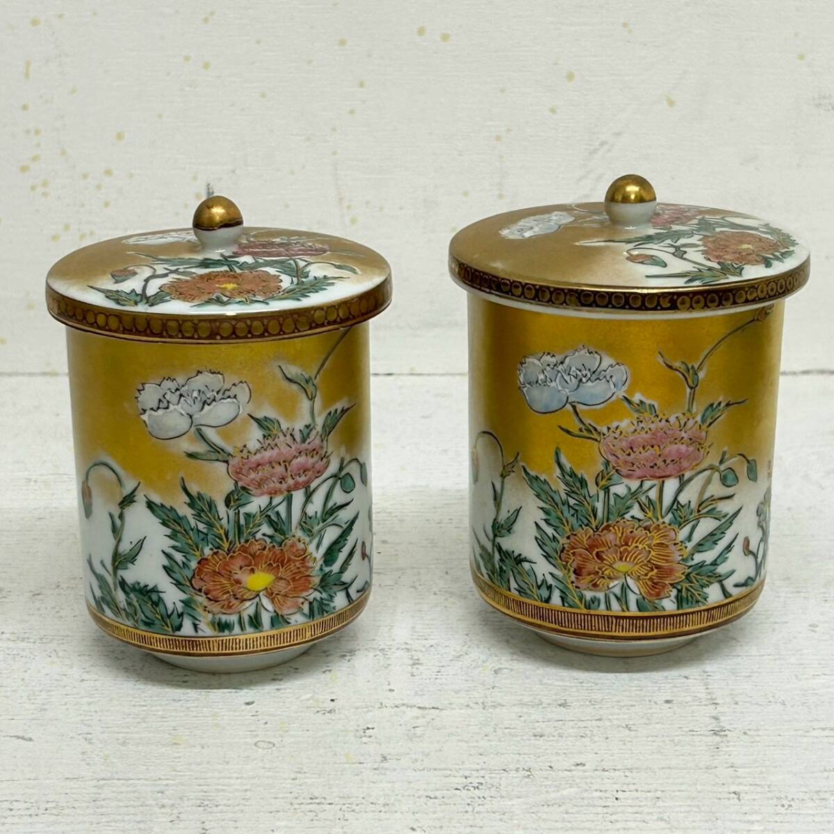 【九谷焼】夫婦湯呑み 蓋付湯呑 夫婦茶碗 ペア 金彩 華やか 色絵 牡丹 茶器 工芸品 骨董 時代物
