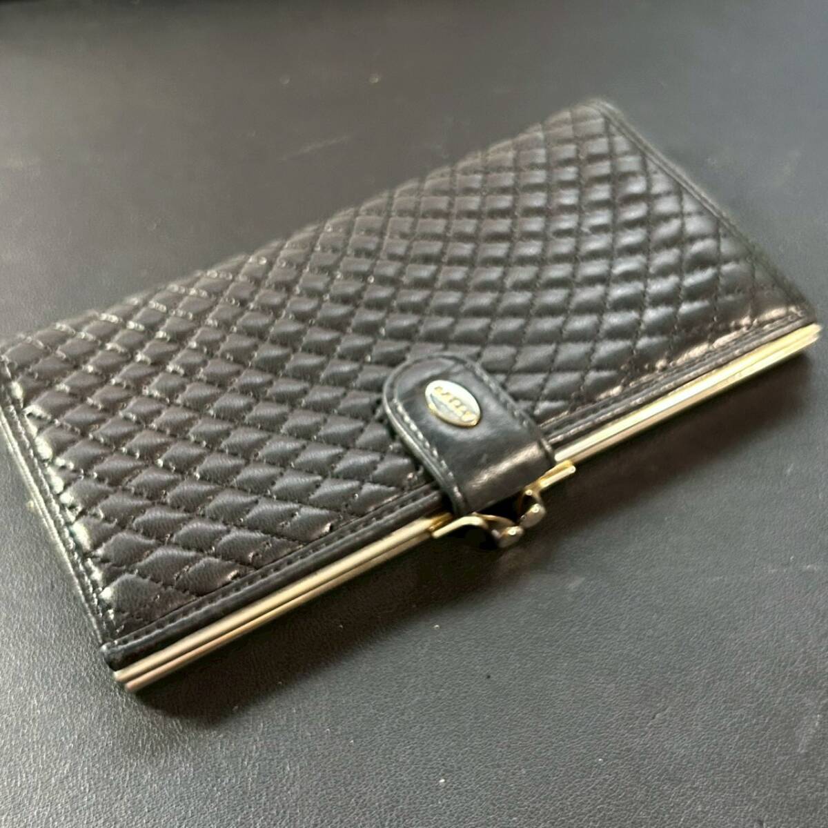 【Bally バリー】黒ガマ口2つ折り長財布 キルティング加工 メタルロゴ ブラック USED