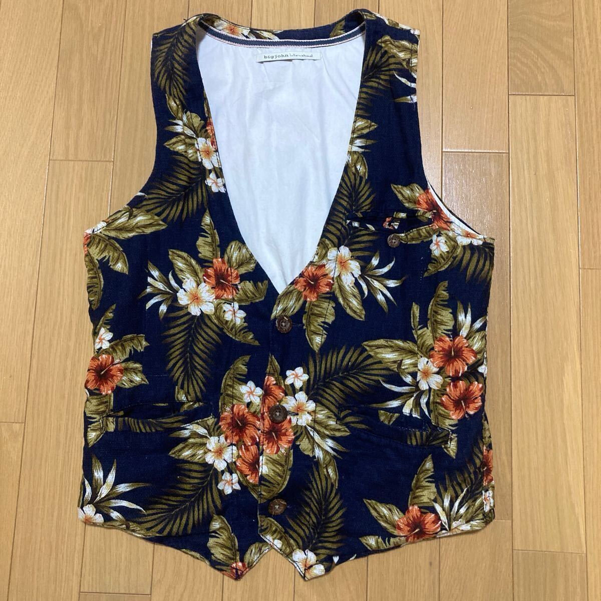 [古着]big john ビッグジョン　 ベスト　アロハ風ベスト　ココナッツボタン　Mサイズ ジレ ネイビー アメカジ 花柄 ベスト