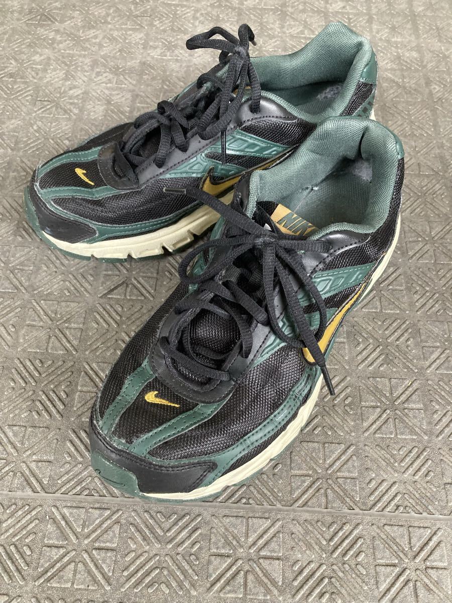 [中古] NIKE スニーカー ナイキ ランニングシューズ ブラック グリーン HQ3611-010 27cm イニシエーター 010BLK/BRNZIN INITIATOR