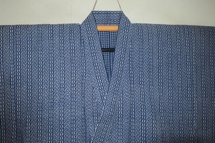 弐11749 江戸本染反物仕立て 男浴衣 裄68丈141К注染 藍に染め抜きの繋ぎに網代文様 大人の高級品 籠染め無双 総手縫い