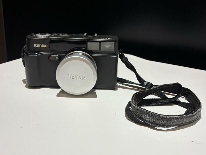 【292_12969】 [Konica HEXAR コニカ ヘキサー コンパクトフィルムカメラ35mm F2.0] 動作未確認　ベルトはげ有