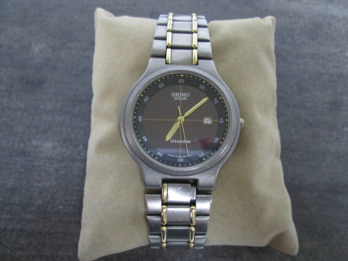 【0617i A3551】 SEIKO SOLAR TITANIUM セイコー ソーラー チタニウム クォーツ ラウンド 腕時計 3針 デイト ブラック シルバー 5Y75-1A00