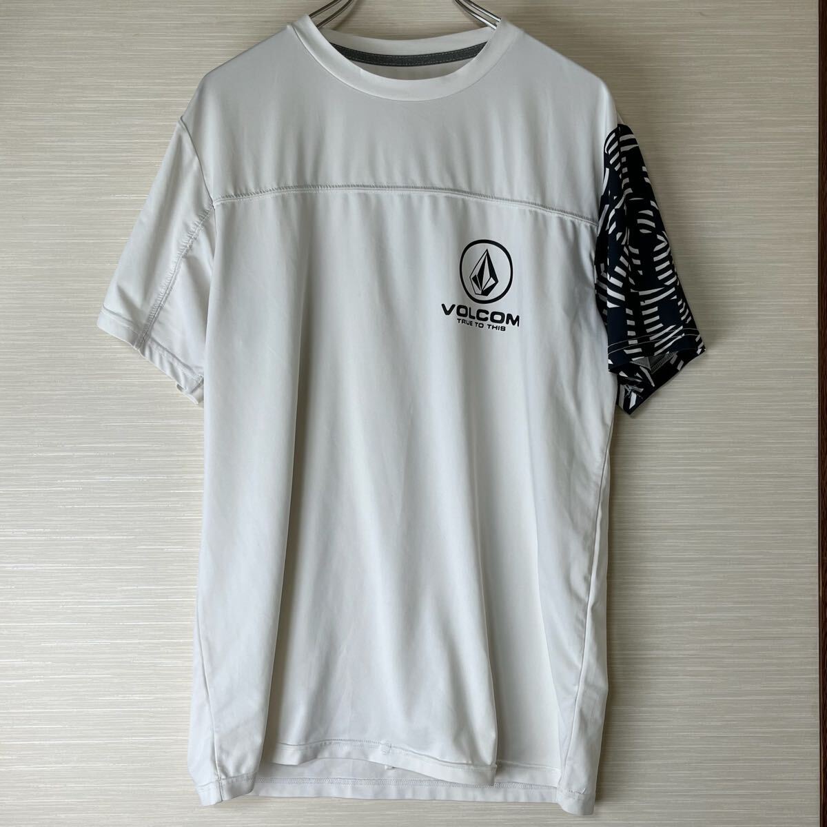 VOLCOM ボルコム ラッシュガード JP V DAZZLE S/S UVケア メンズ UVカット 半袖 Tシャツ 品番 A9102101 プール 海水浴 日本正規品 Mサイズ