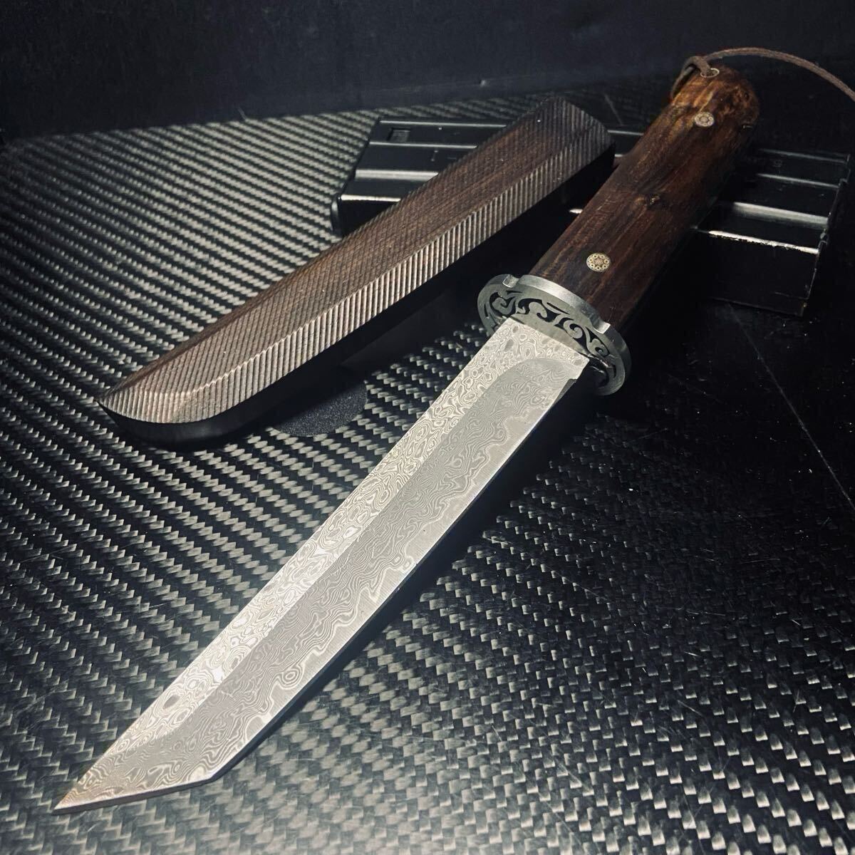 超高品質 黒檀和式 サバイバルナイフ ダマスカス鋼製 薪割り 27cm キャンプ アウトドアハイキング 266g