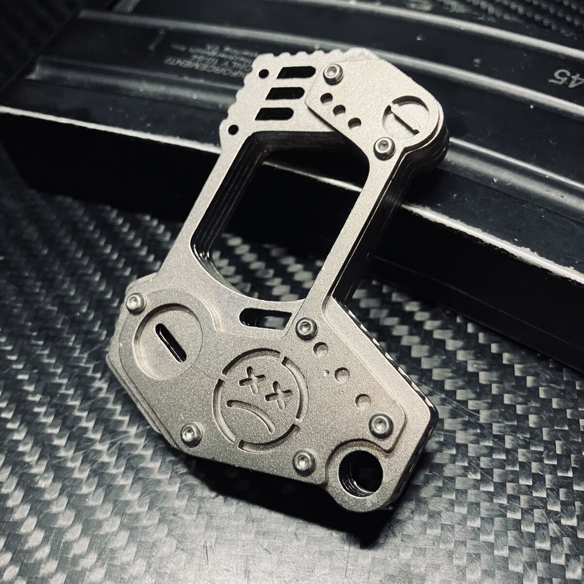 鋼製 アウトドア キーホルダー サバイバル道具 ハイキング 野外登山 137g EDCツール 