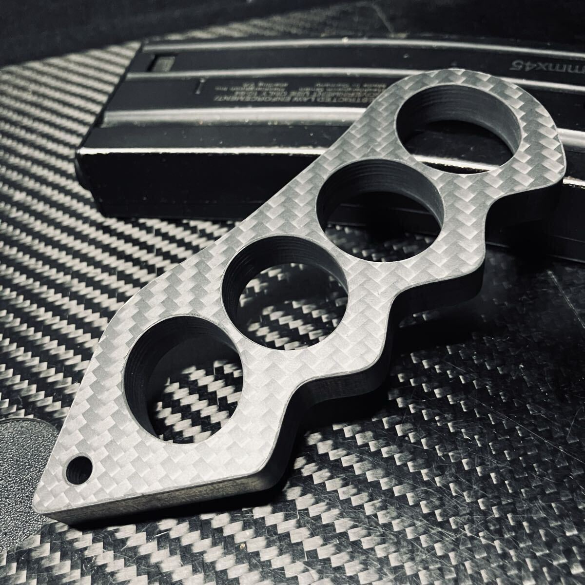 カボン製 アウトドア キーホルダー サバイバル道具 ハイキング 野外登山 43g EDCツール