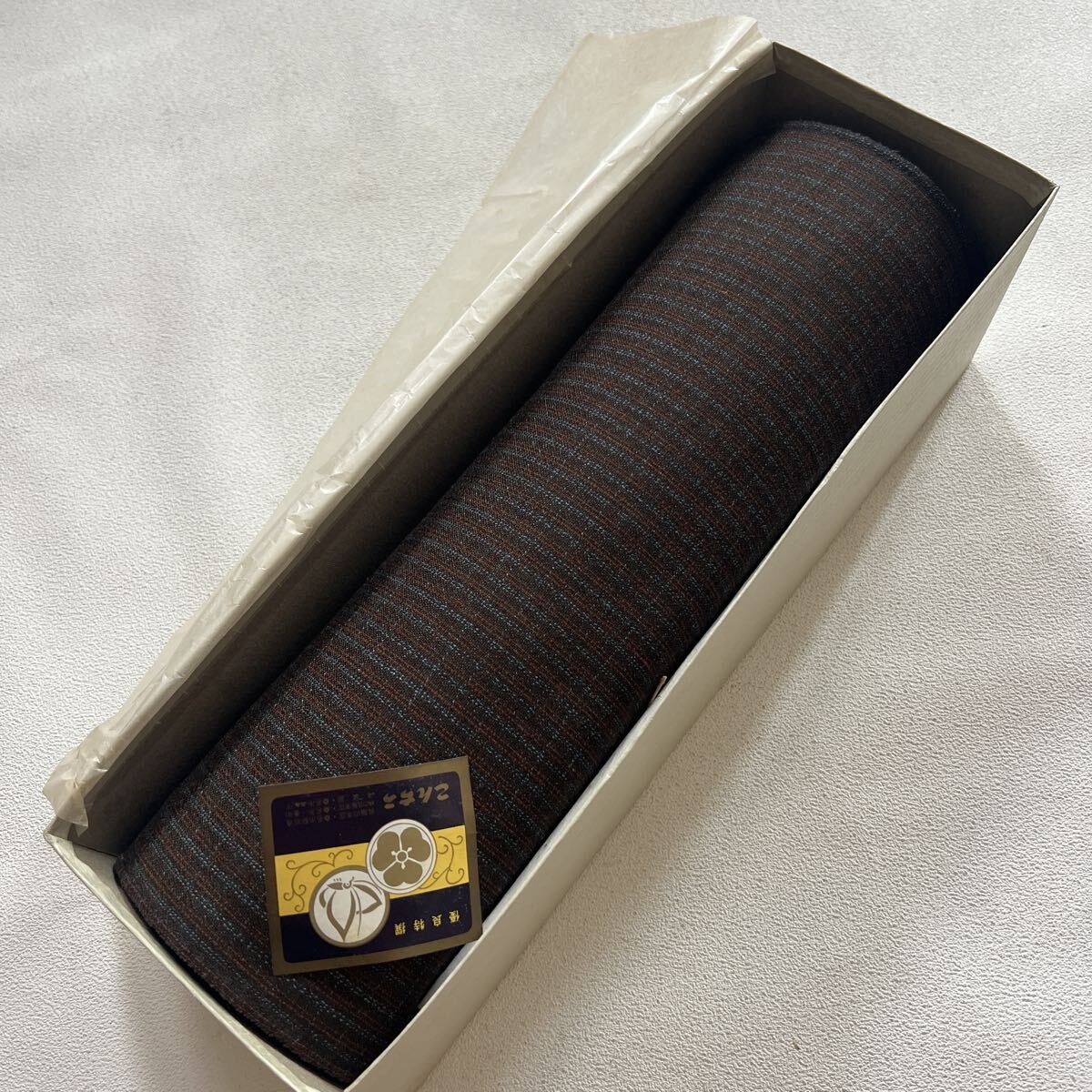 A749-80 着物　帯物 反物 生地 和装 三重県桑名市 こんちろ 特撰和装製品 長さ不明 チェック ブラウン 優良特選 茶色と青の縞模様の紬反物