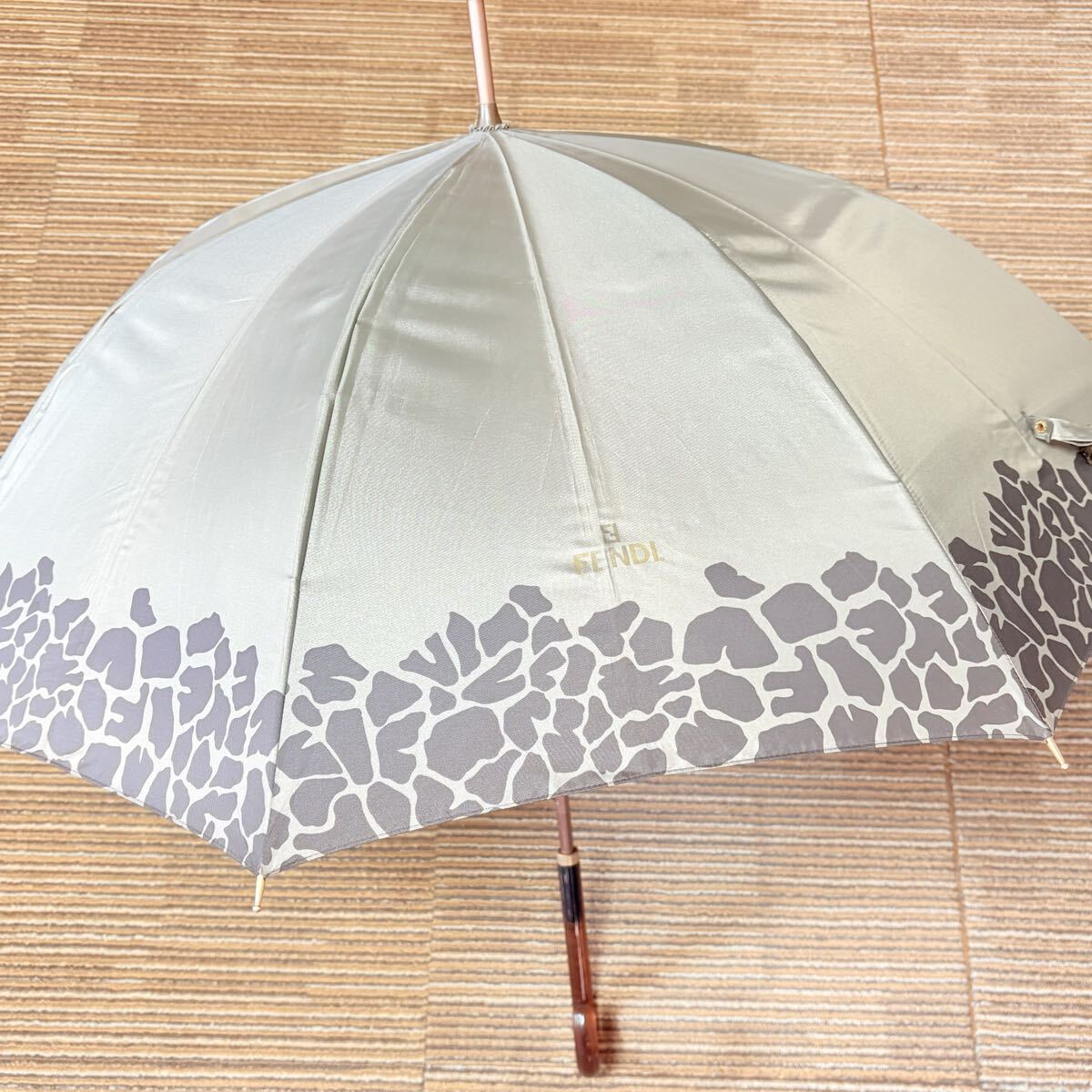 FENDI フェンディ　グレー　レオパード柄　 晴雨兼用長傘　中古
