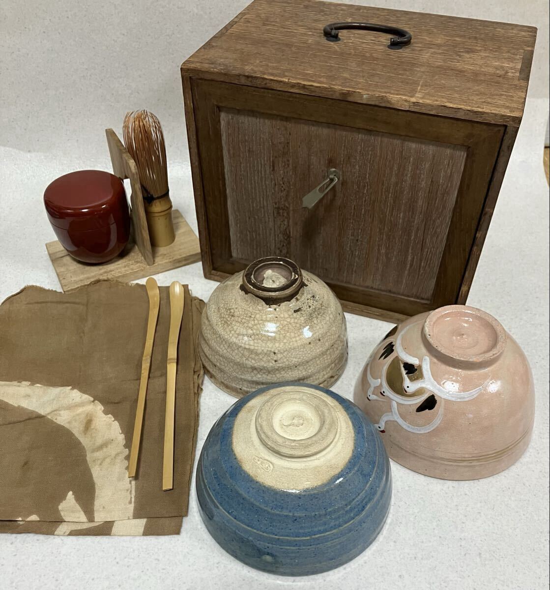 茶道具まとめ 茶碗3点 棗 茶筅 茶杓2本 茶巾 色紙箱付 茶器 茶道具一式