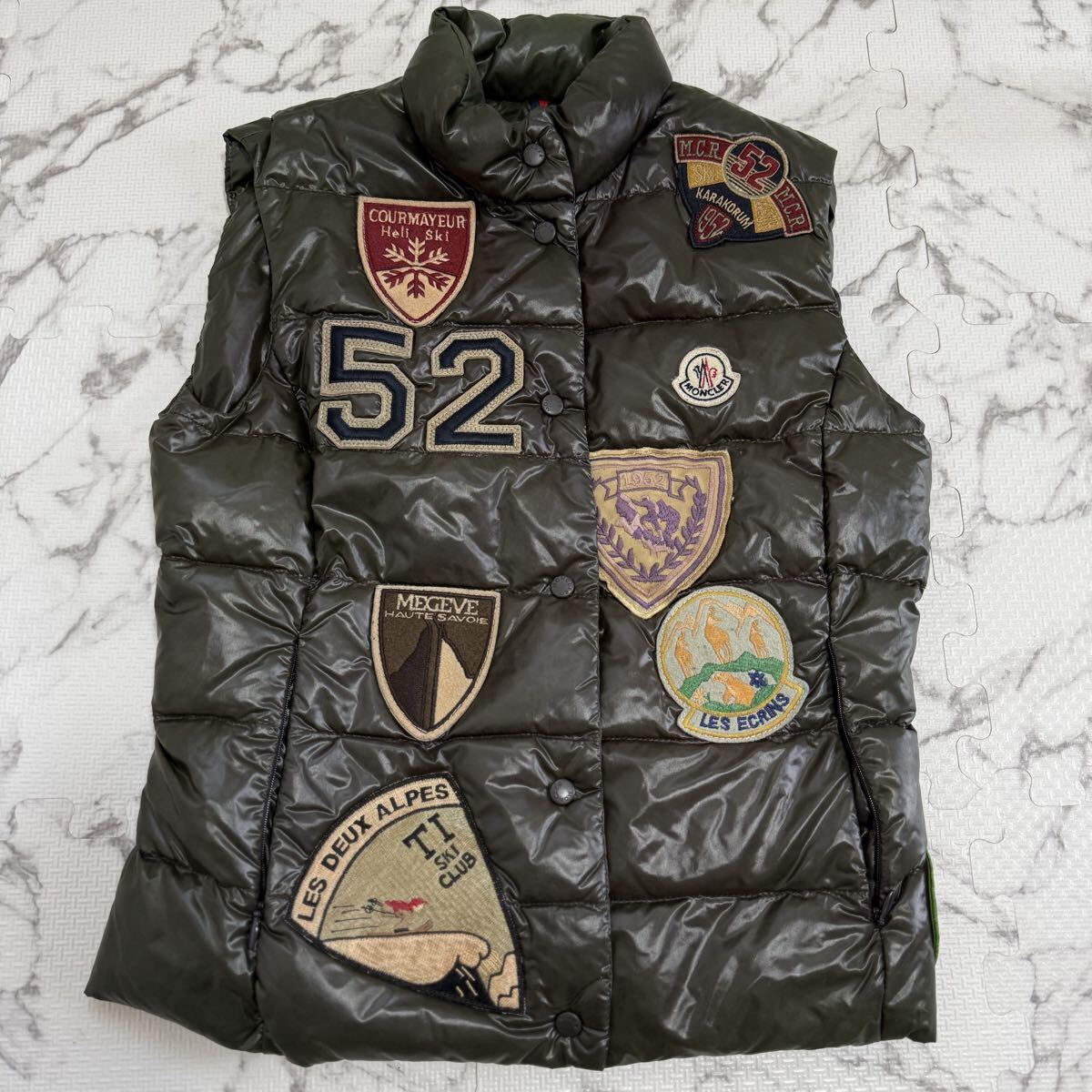 良品/0サイズ/モンクレール MONCLER ダウンベスト ワッペン 多数 メンズ レディース カーキ グレー M