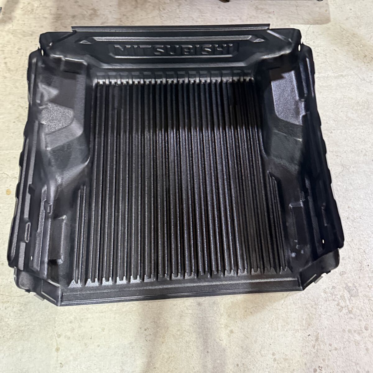 LC2Tトライトン 純正 ベッドライナー 新車外し品 MZ331870 F2420MID62 直接引取り限定