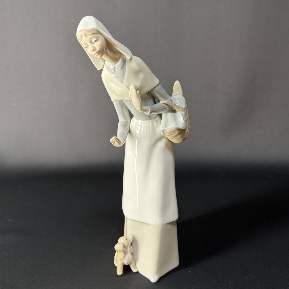 【祥】LLADRO リヤドロ No.1034 修道女と子犬 高さ27cm フィギュリン 陶器人形 スペイン製 置物