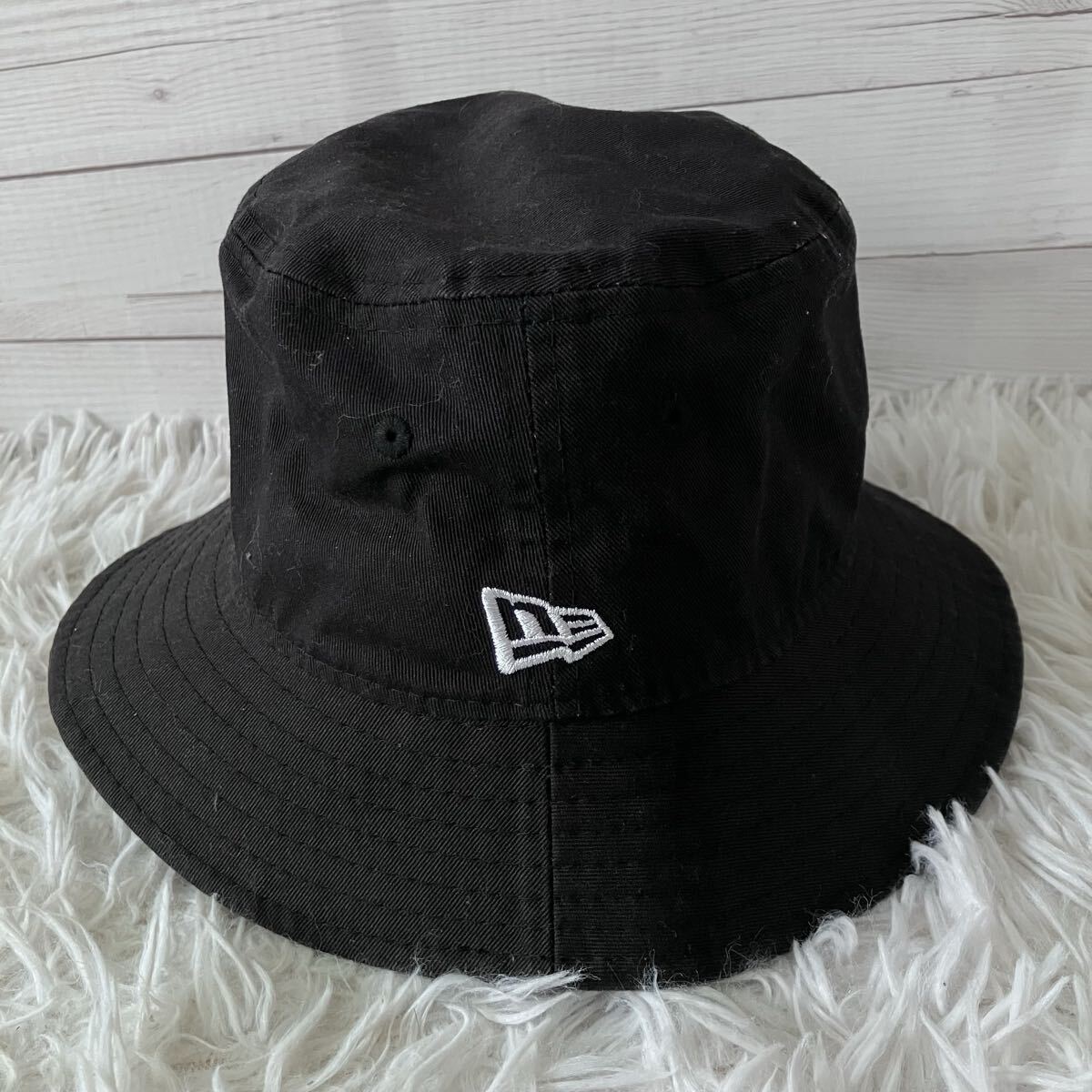 送料無料 美品 ニューエラ バケットハット ブラック ロゴ刺繍 黒 NEWERA 帽子 891452 2
