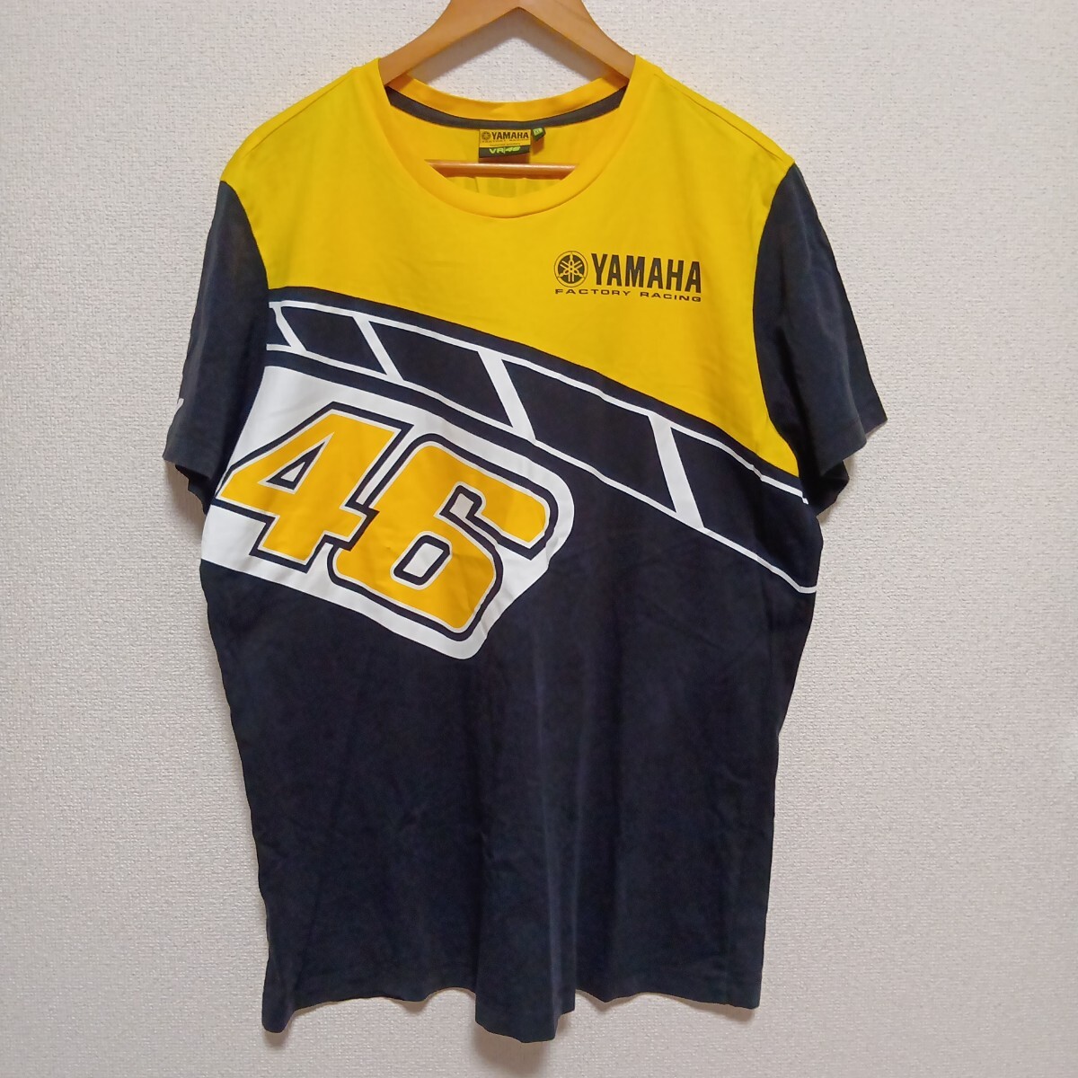 ▼ ヤマハ≪シャツ　1枚≫表記サイズ XL　着丈：約70cm／身幅：約57cm　半袖　Tシャツ　YAMAHA FACTORY RACING VR46 ストロボ ロッシ 