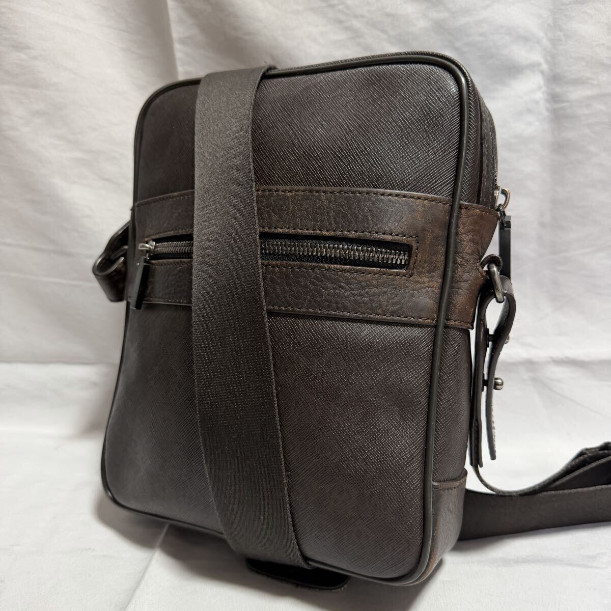 dunhill ダンヒル ショルダーバッグ メッセンジャーバッグ ボディバッグ ブラウン 茶色 斜め掛け クロスボディ レザー 本革 メンズ