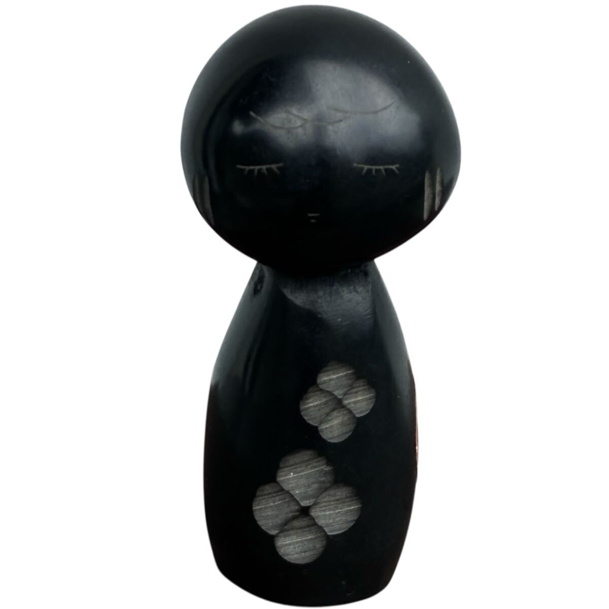 【那智黒石】こけし型 置物 梅花紋彫刻 石磨き工芸品 幅約4cm 高さ約8.5cm 和歌山 昭和レトロ インテリア コレクション