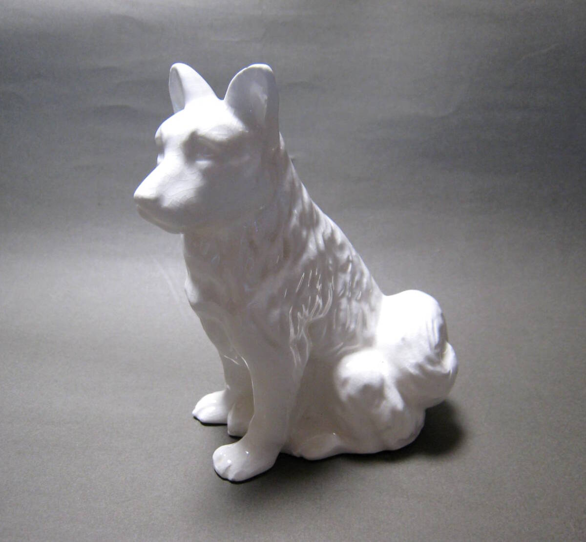 犬　シェパード　白磁　瀬戸物　レトロ　置物　人形　インテリア　高さ14.5ｃｍ
