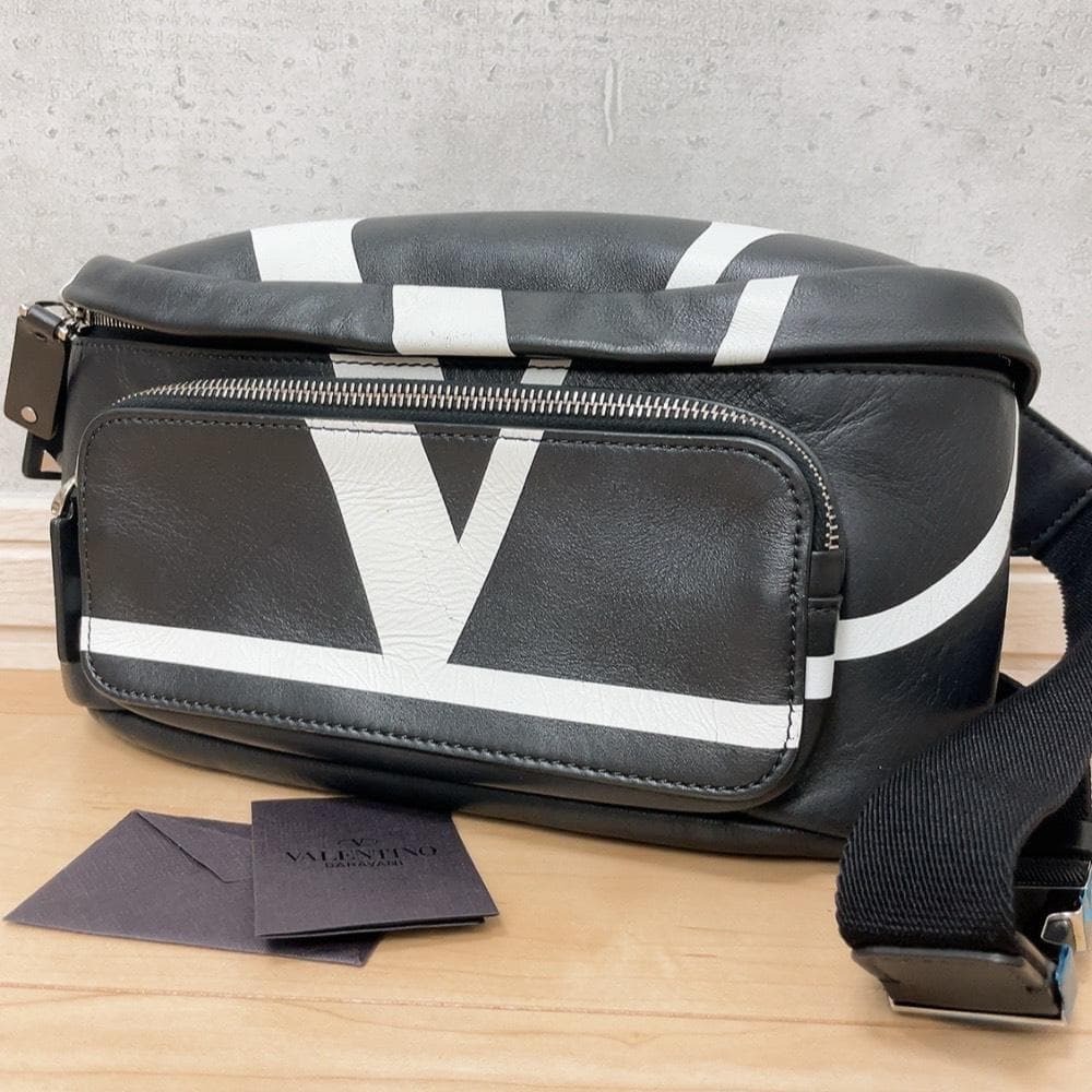 Valentino Garavani ヴァレンティノガラヴァーニ ジャイアントVロゴ レザー ボディバッグ ブラック 黒 ウエストポーチ ベルトバッグ メンズ
