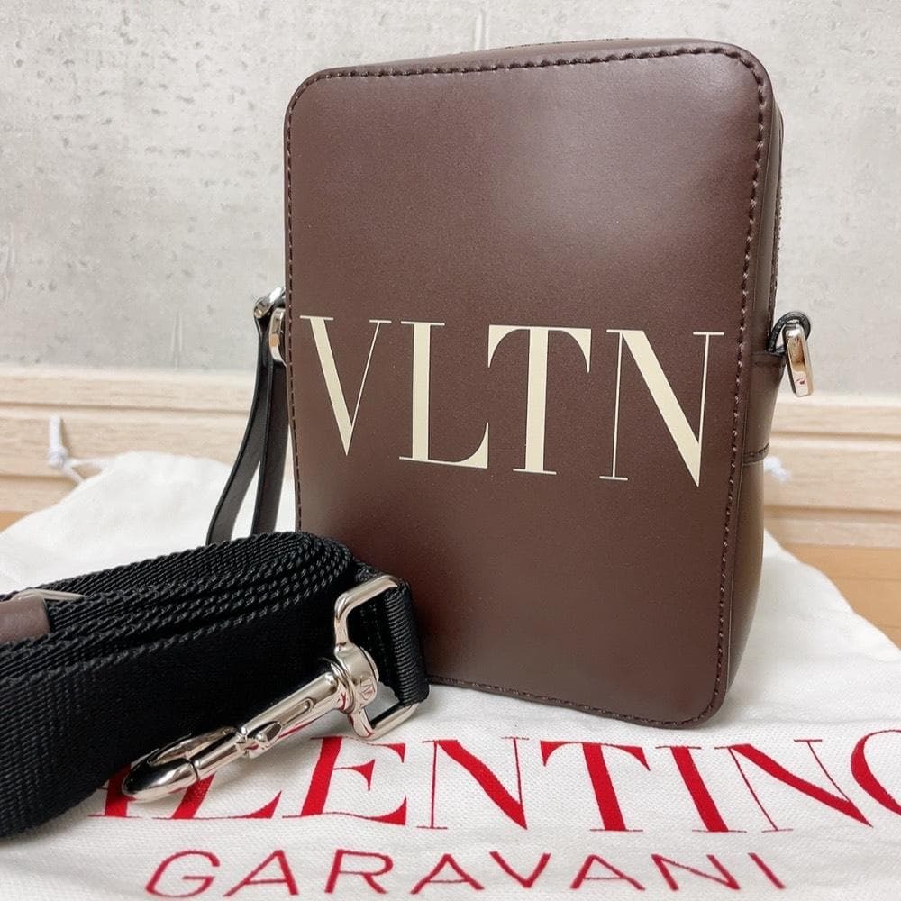 Valentino Garavani ヴァレンティノ ガラヴァーニ VLTN ロゴ レザー ショルダーバッグ ボディバッグ ウエストポーチ ブラウン 茶色