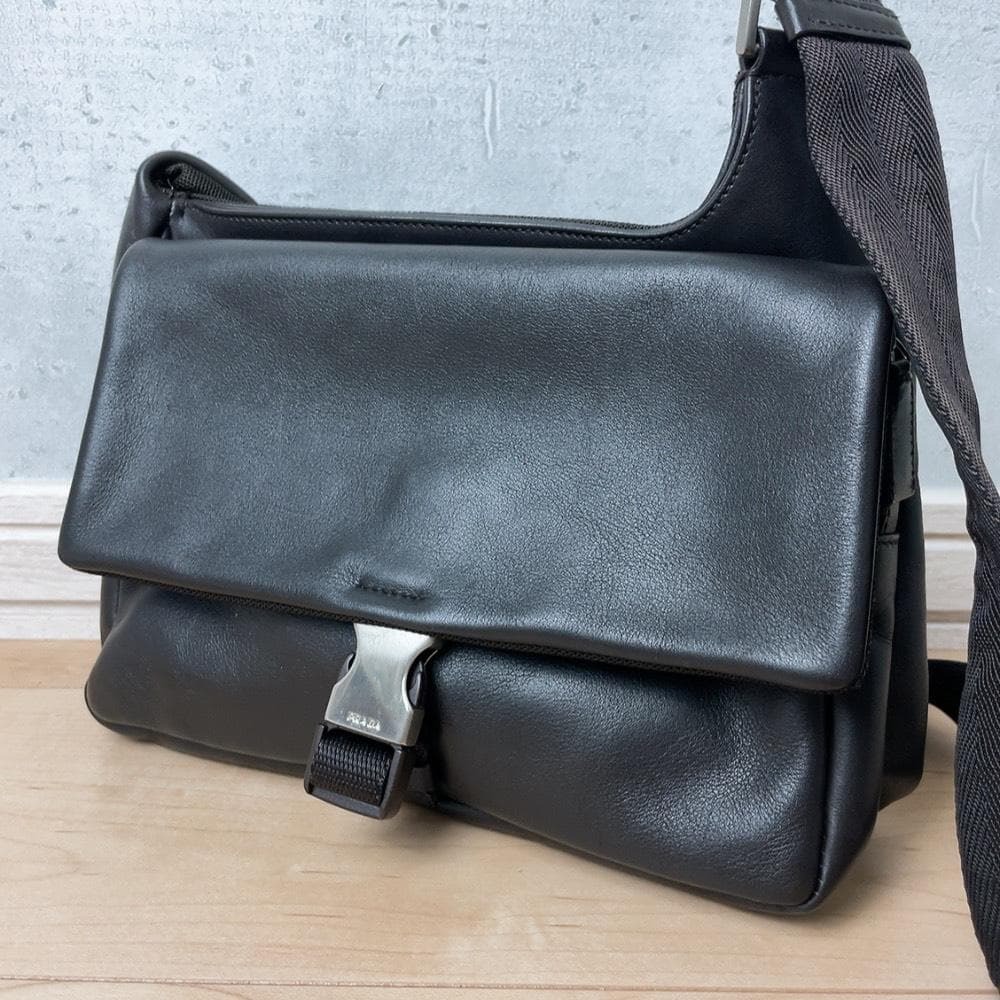 PRADA プラダ メッセンジャーバッグ ショルダーバッグ 本革 レザー ブラック 黒 Y2K 斜め掛け 三角ロゴプレートメンズ レディース