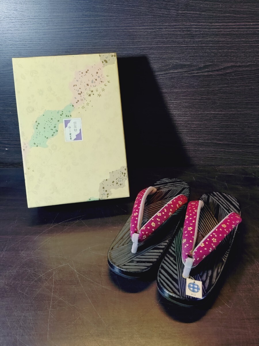 和装履物 伊と忠 草履 下駄 鼻緒紫花柄 女性用 未使用品