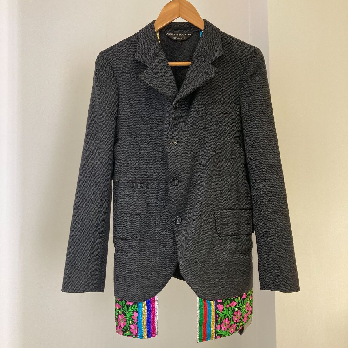 COMME de GARCONS HOMME plus(コム デ ギャルソン・オム プリュス)　ラインストーン付き　テーラードジャケット　サイズXS　グレー