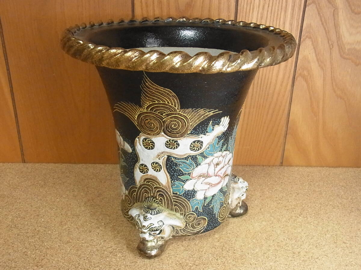 大型　高さ25.3cmx直径25.3cm　京楽焼 月香 作「唐獅子牡丹図」 金彩 蘭鉢 錦鉢 万年青鉢