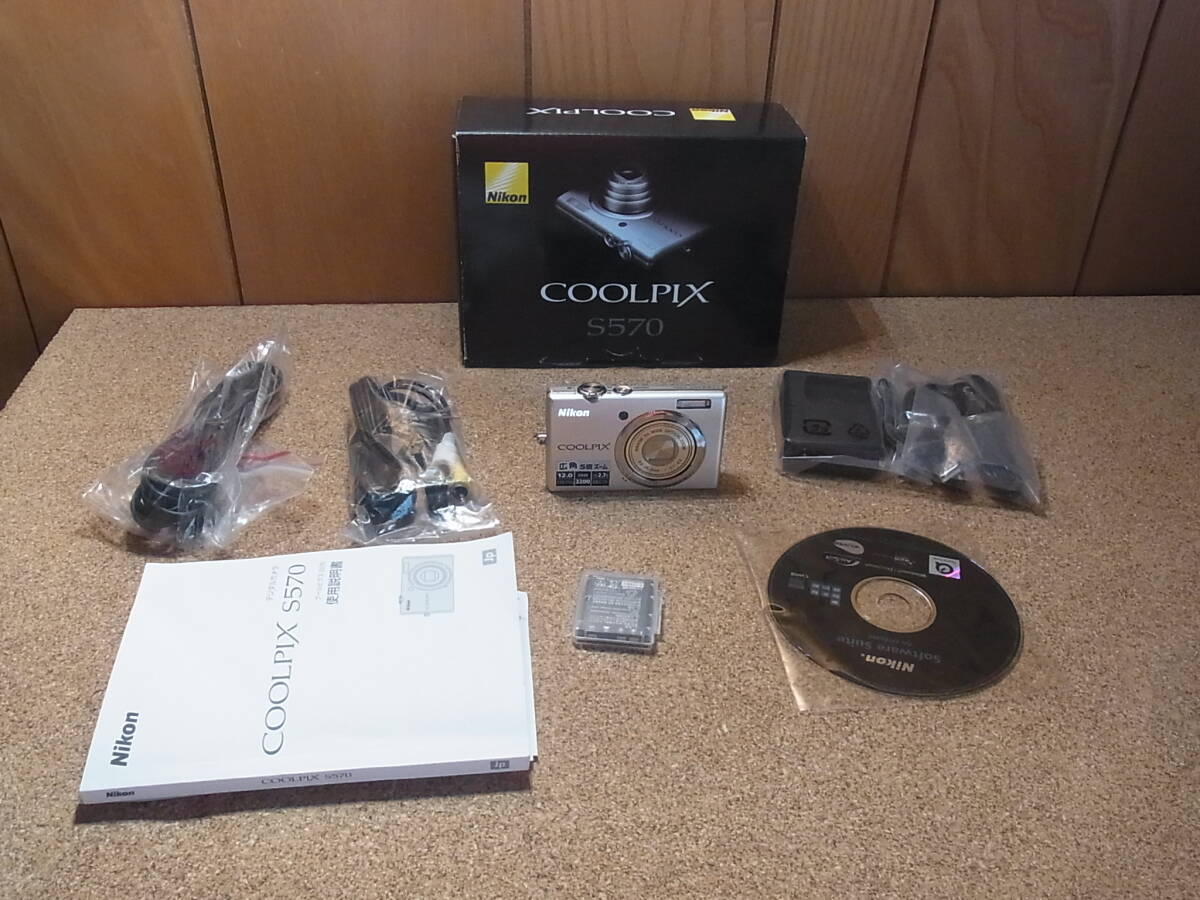 未使用品　Nikon　コンパクトデジタルカメラ　 COOLPIX S570 シルバー　箱・付属品あり