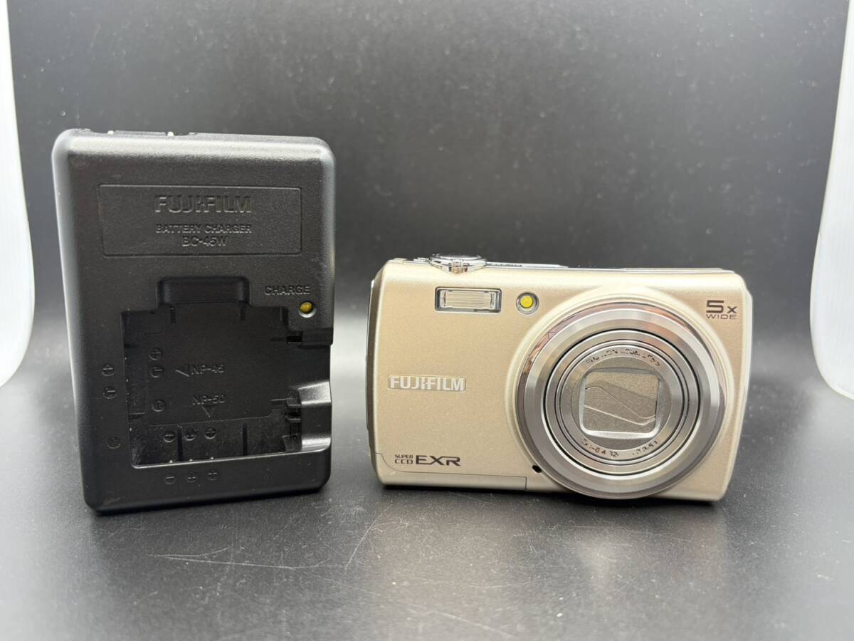 FUJIFILM 富士フイルム FinePix F200EXR コンパクトデジタルカメラ シルバー　通電動作確認済　Y-1056