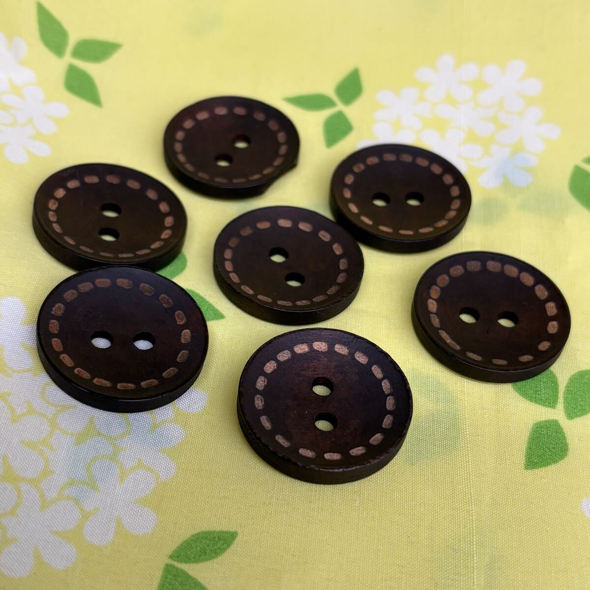 手芸用　ウッドボタン/木製/30ｍｍ×7個/ハンドメイドに/ブラウン/ステッチ