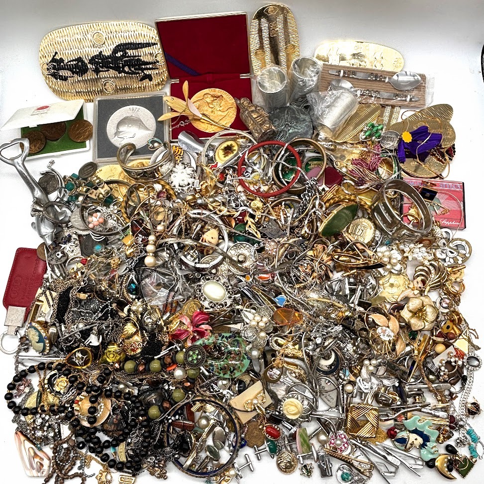 【K-44】イミテーションアクセサリーおまとめ　総重量約5926g　ゴールド/シルバーカラー　ネックレス　バングル　イヤリング　ブローチ　