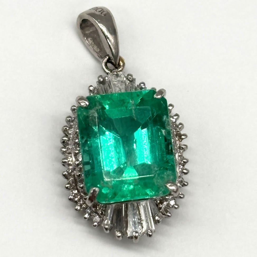 【AN-6】Pt900/4.90/0.65刻印　大粒エメラルド4.90Ct.　ダイヤモンド0.65Ct.　ペンダントトップ　チャーム　重量約6.5g　ケース入　現状品