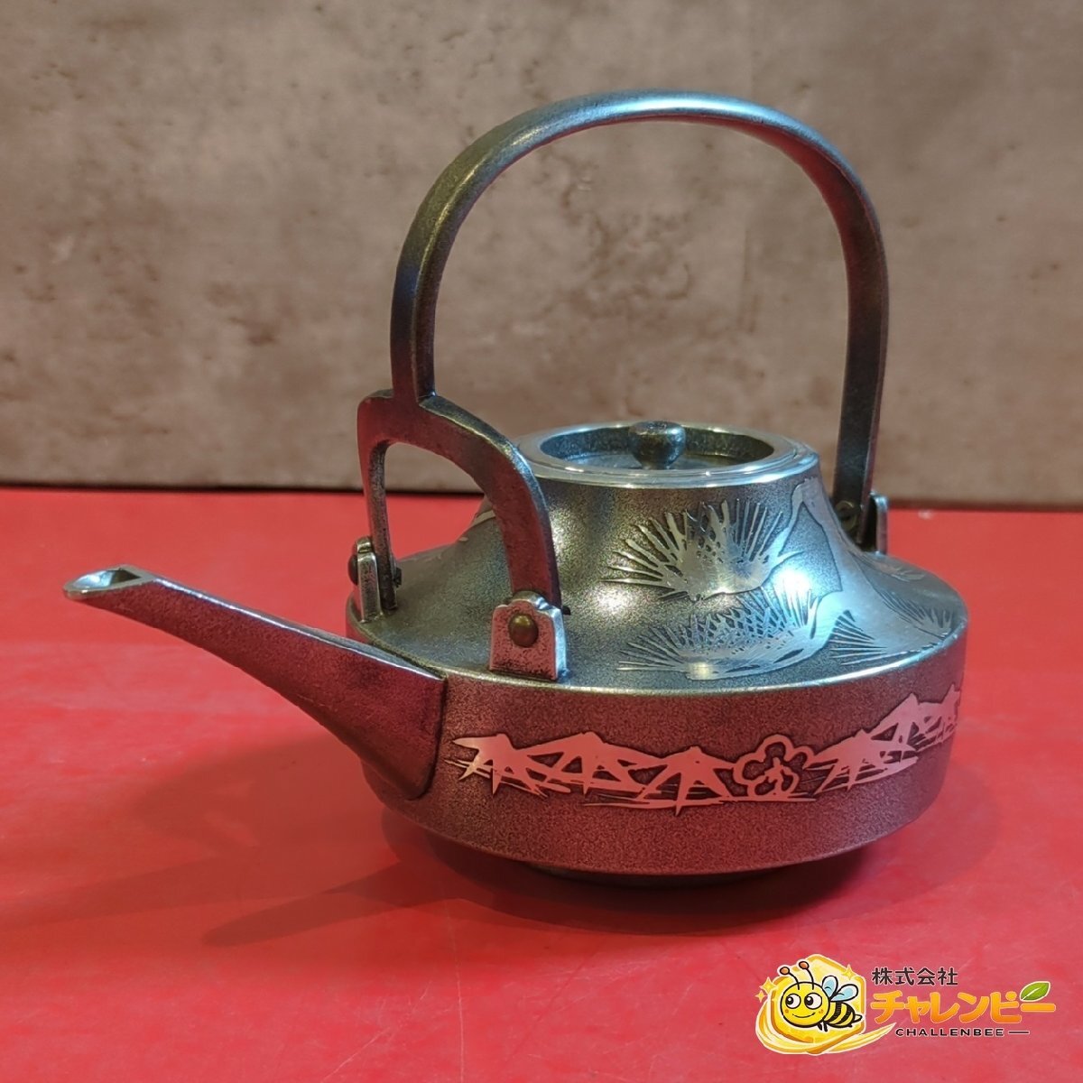 1円～　錫半　南錫　松柄　錫刻印　酒器　急須型　徳利　工芸品　約353.4g　直径　約16cm (注ぎ口込み)　内側状態良好