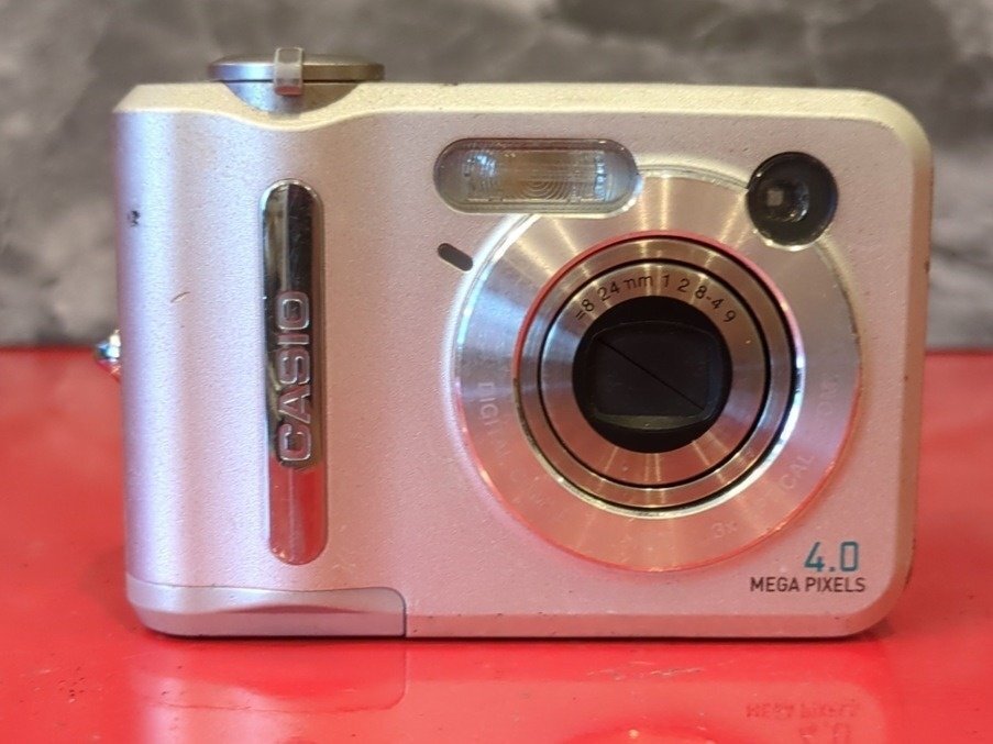 1円～　CASIO　カシオ　QV-R40　f=8-24mm 1:2.8-4.9　単三電池対応　コンパクトデジタルカメラ　ジャンク